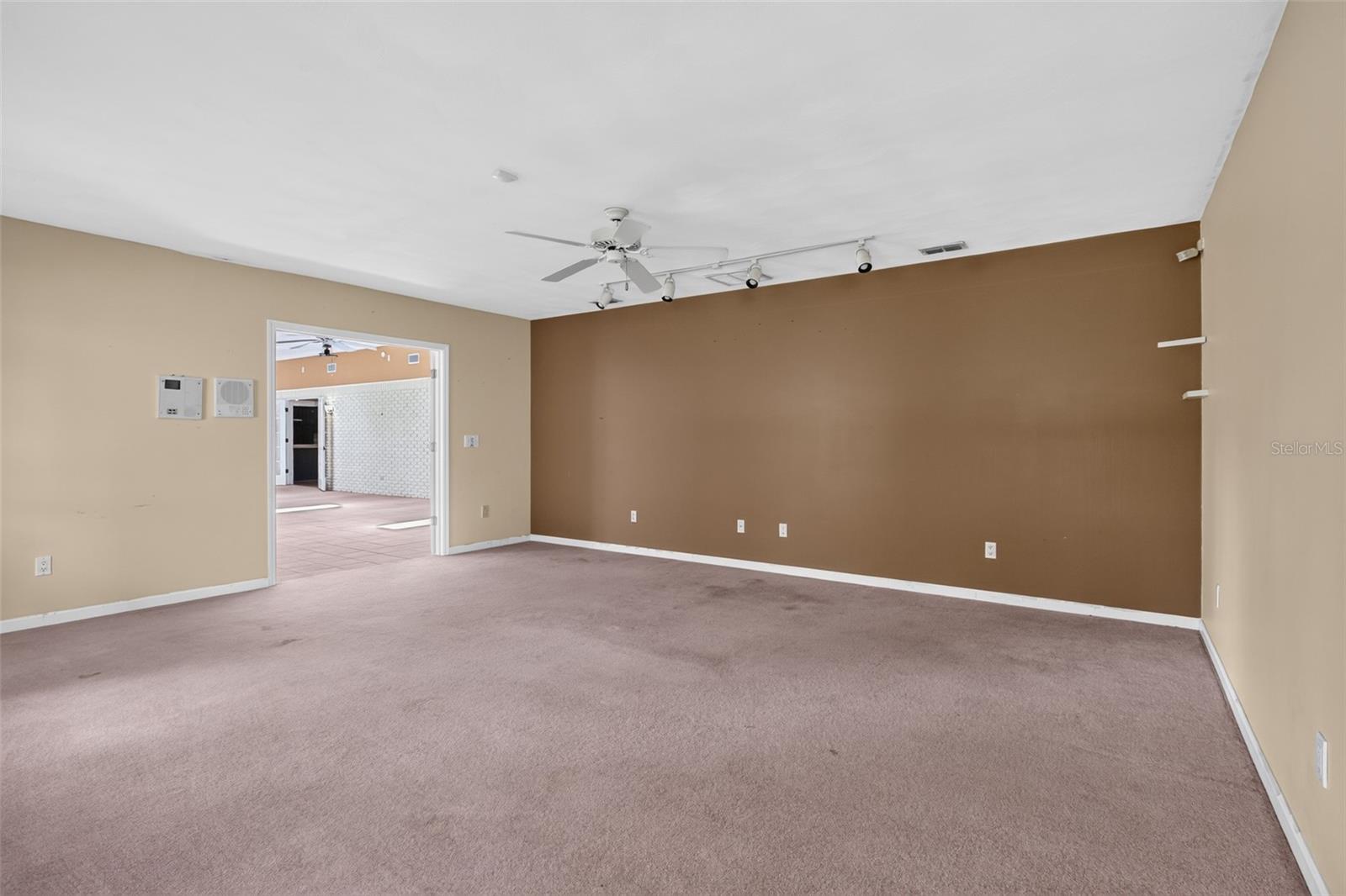 QUIET PLACE IN COUNTRY UNIT 01-04 - Residential