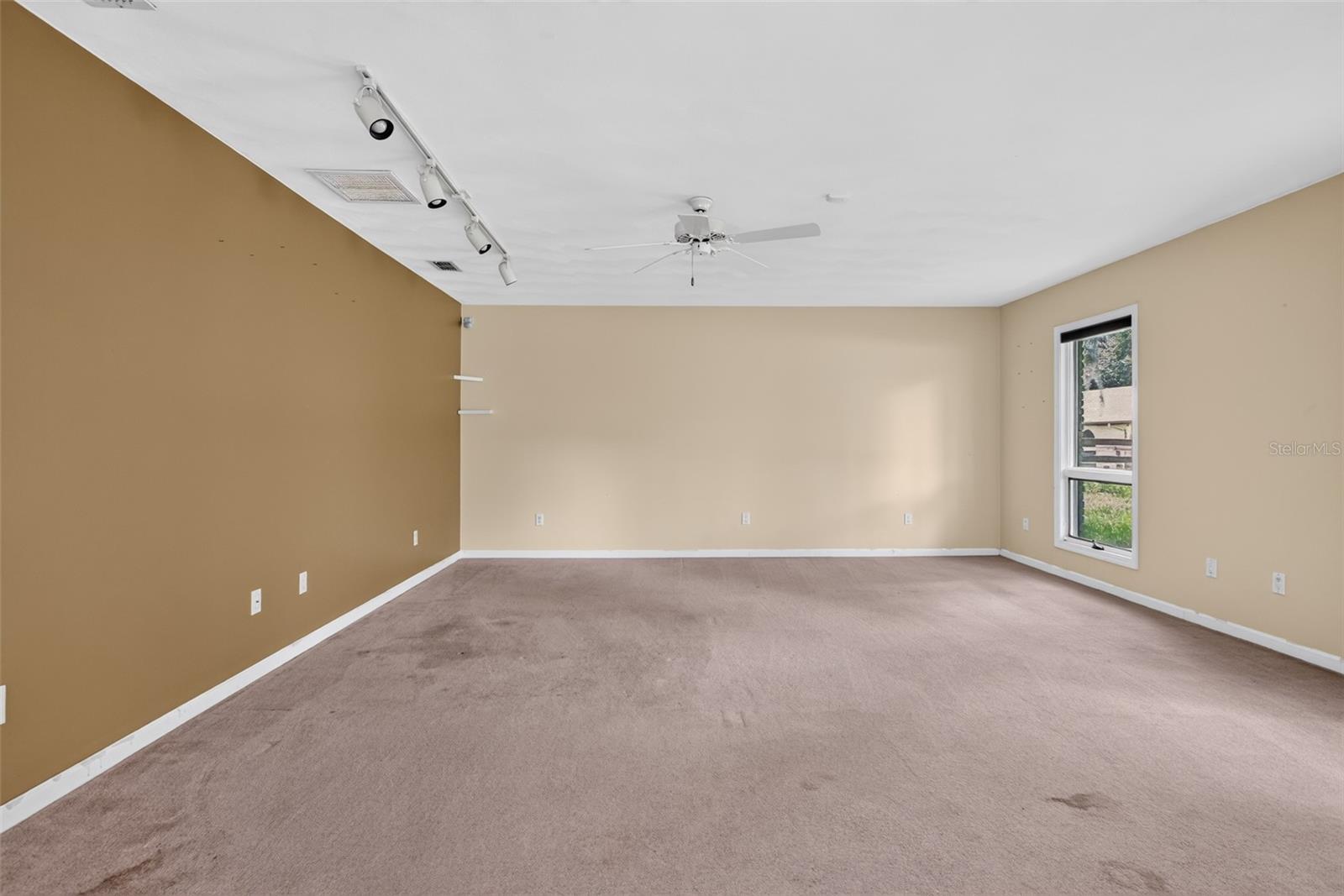 QUIET PLACE IN COUNTRY UNIT 01-04 - Residential