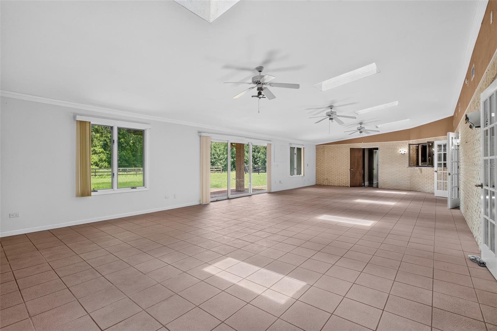 QUIET PLACE IN COUNTRY UNIT 01-04 - Residential