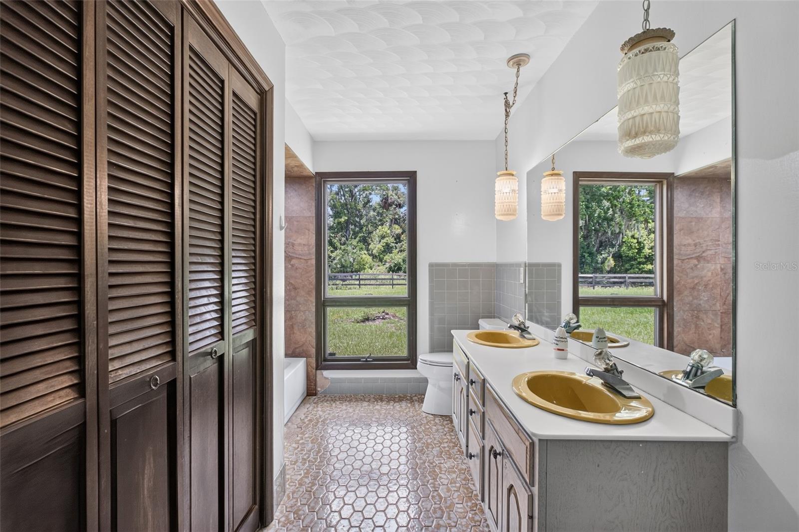 QUIET PLACE IN COUNTRY UNIT 01-04 - Residential