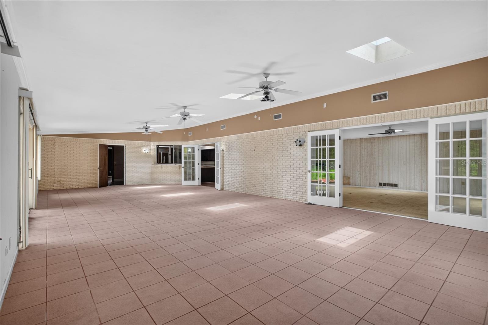 QUIET PLACE IN COUNTRY UNIT 01-04 - Residential