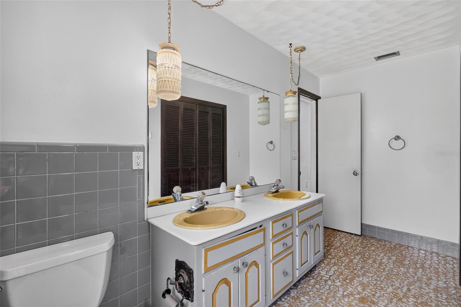 QUIET PLACE IN COUNTRY UNIT 01-04 - Residential