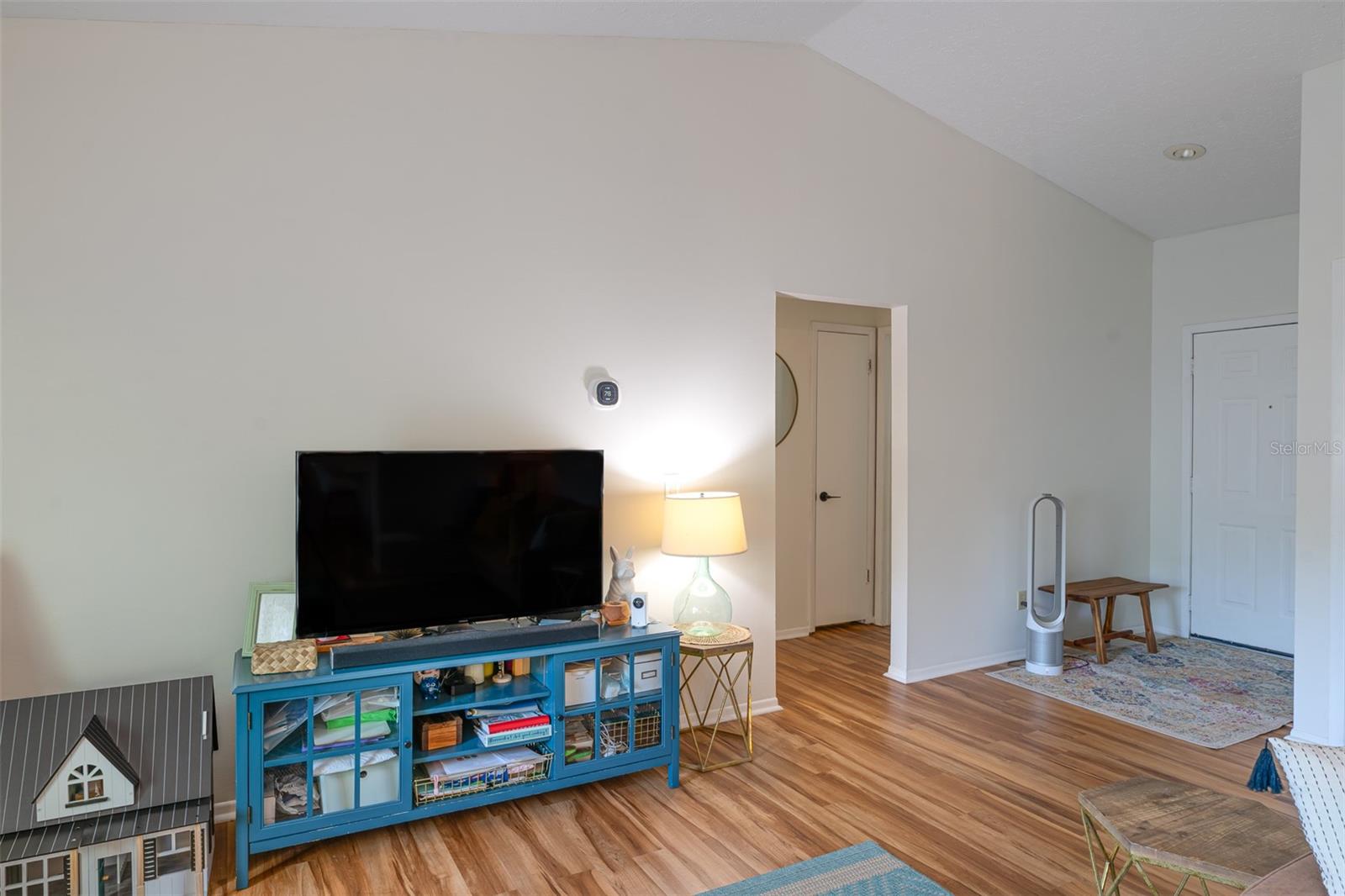 TROPICAL PINES - Residential Lease