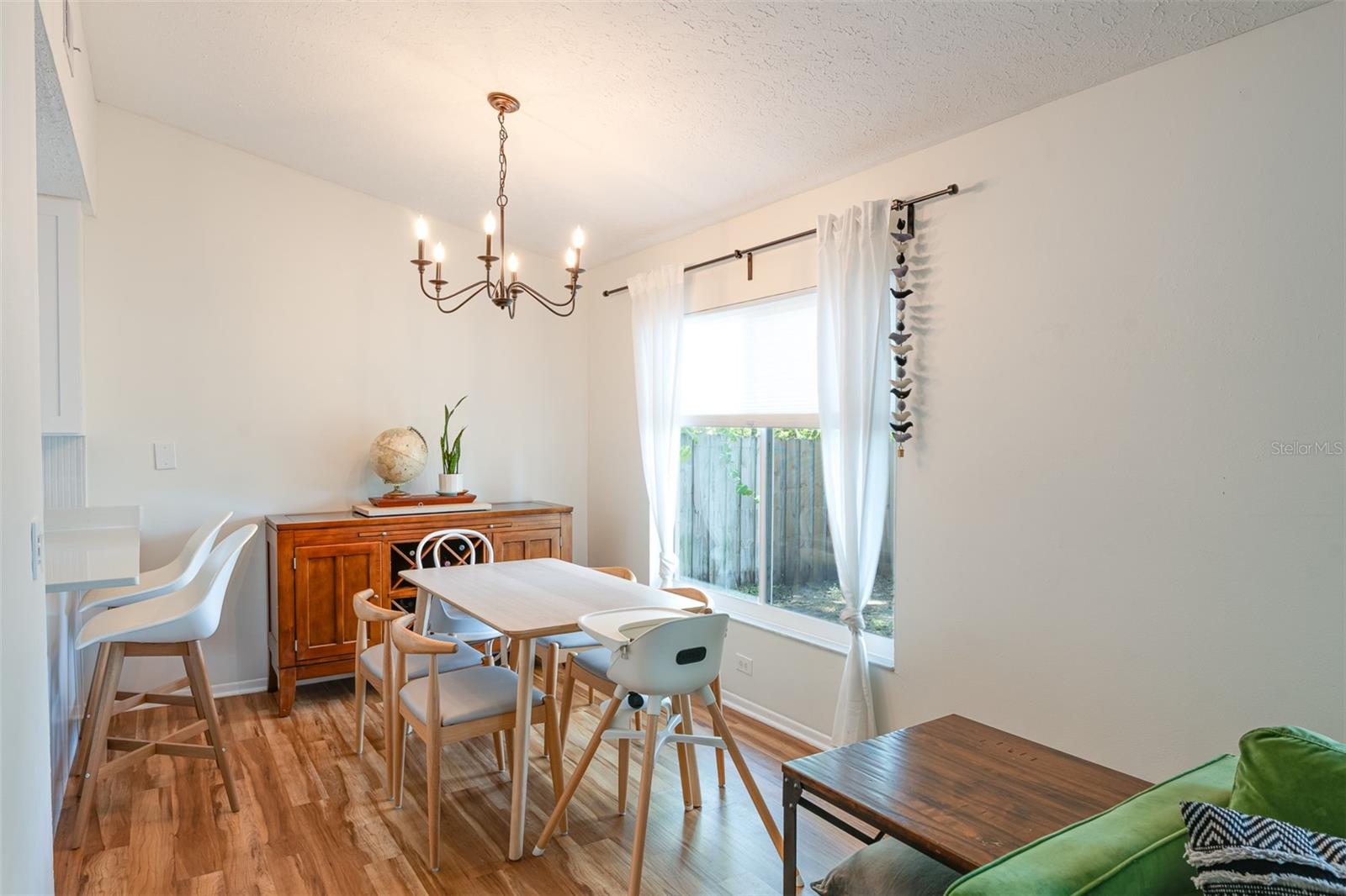 TROPICAL PINES - Residential Lease