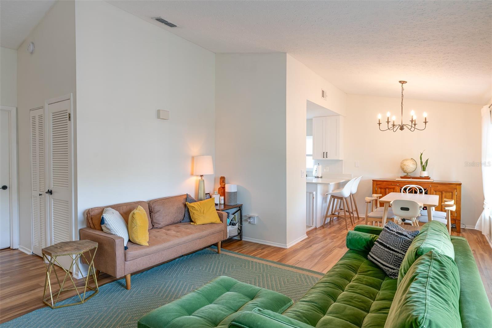 TROPICAL PINES - Residential Lease