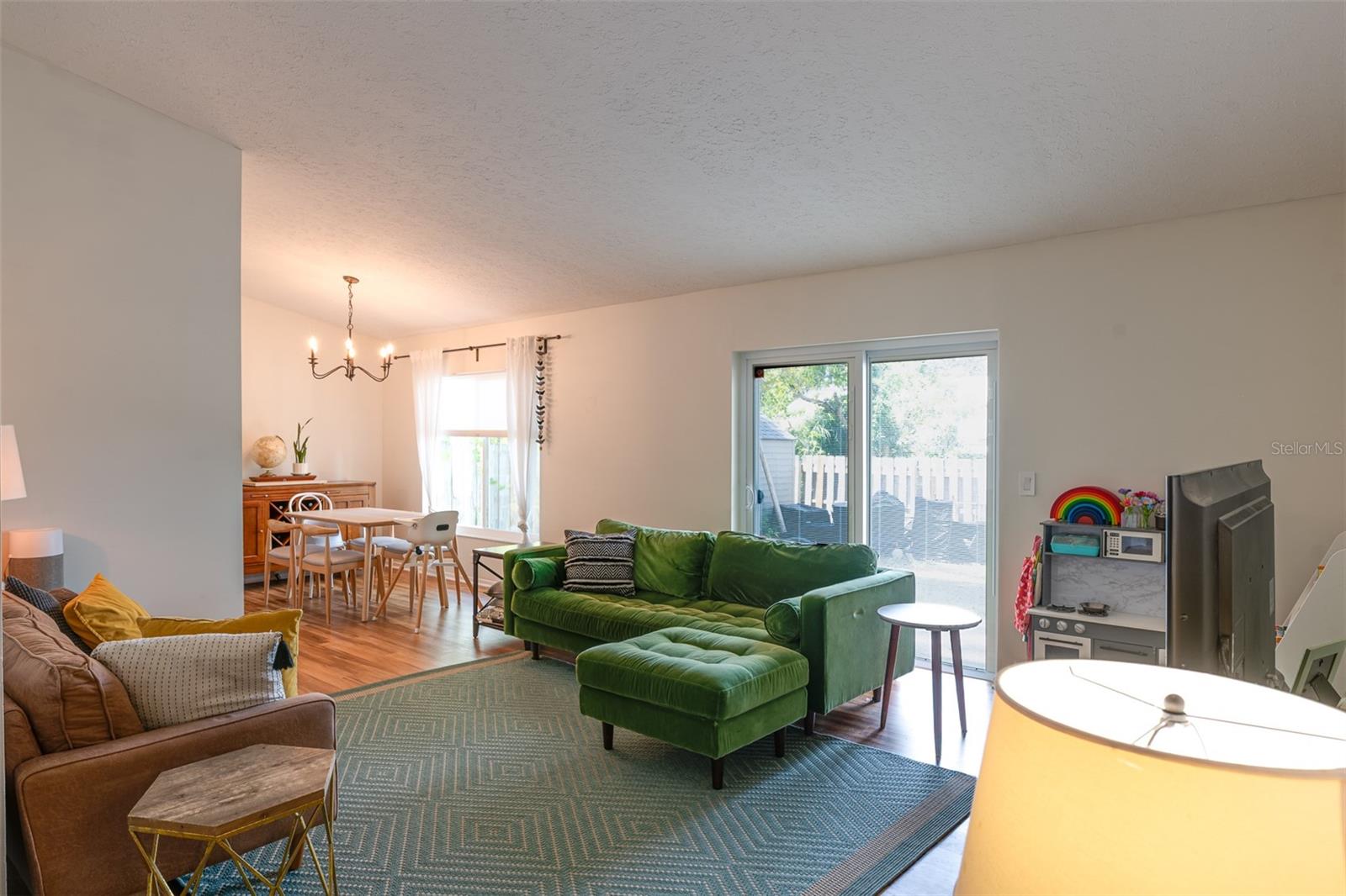 TROPICAL PINES - Residential Lease