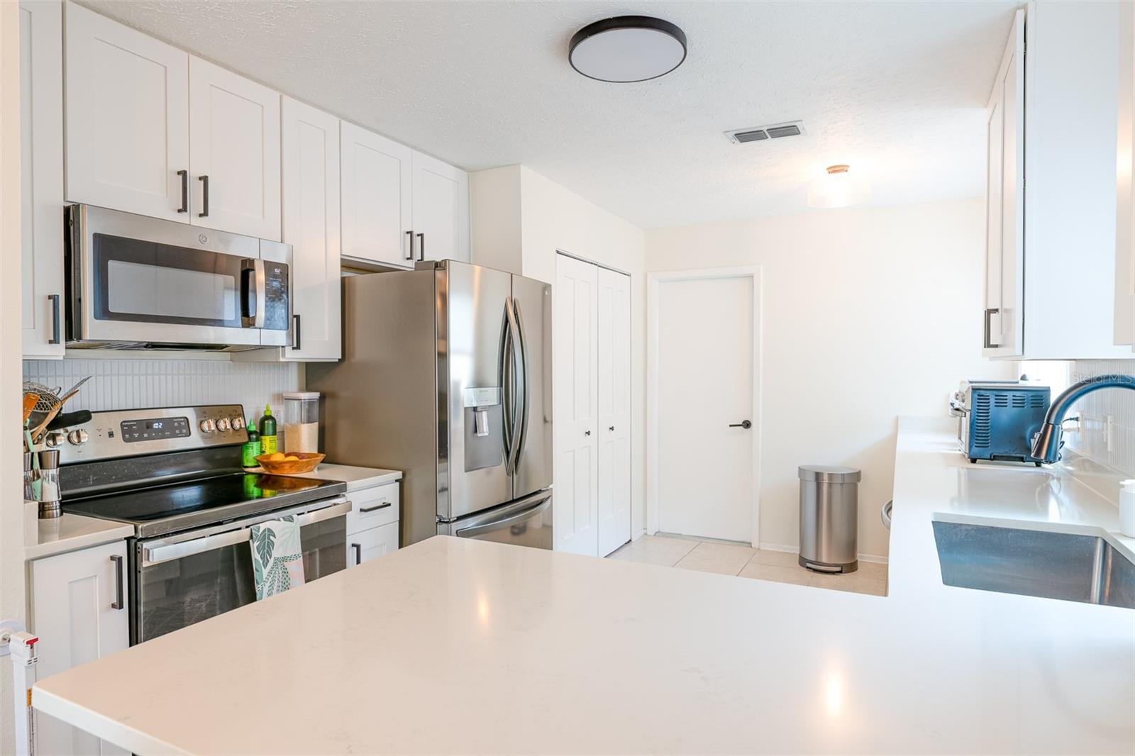 TROPICAL PINES - Residential Lease