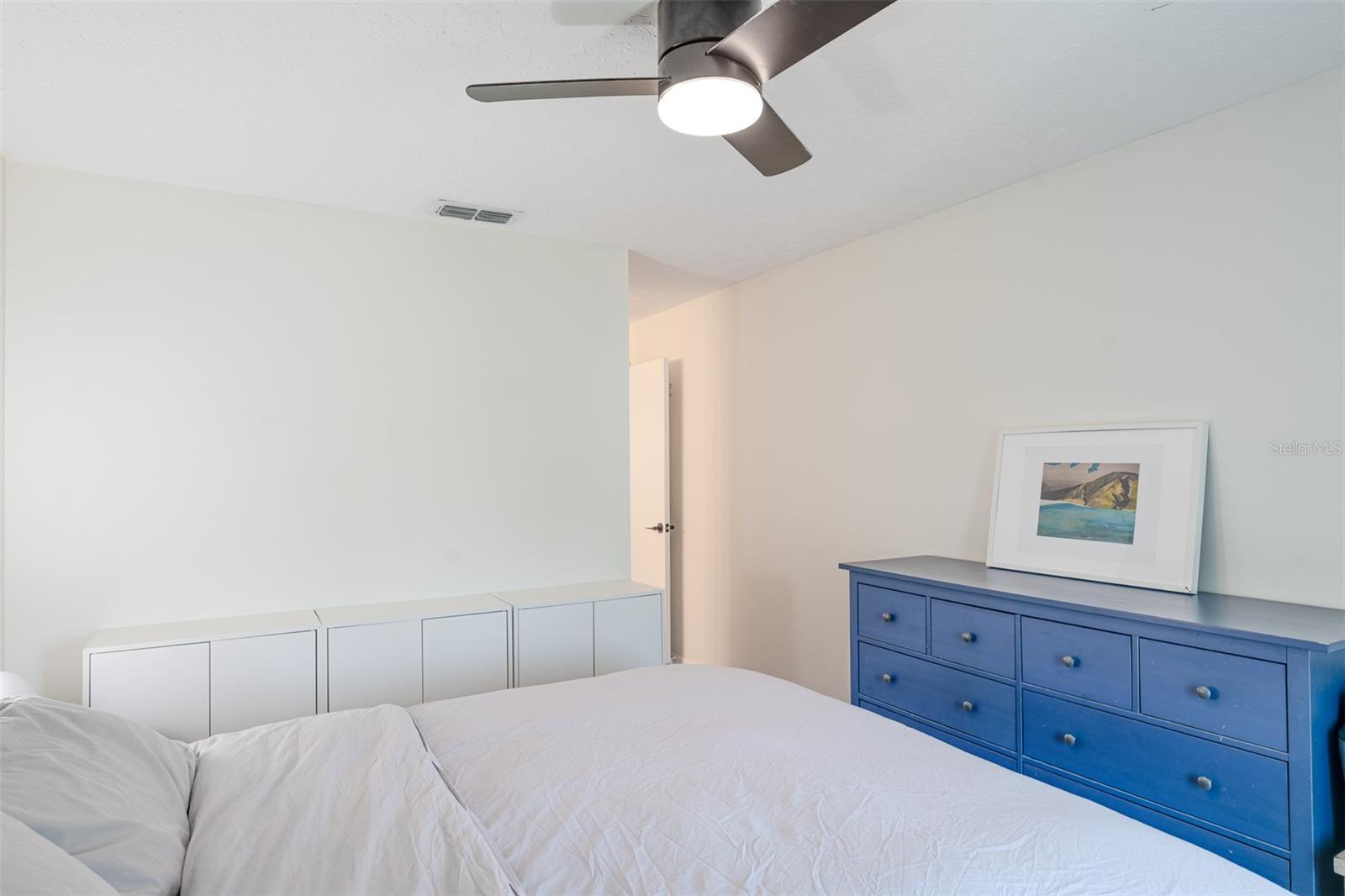 TROPICAL PINES - Residential Lease