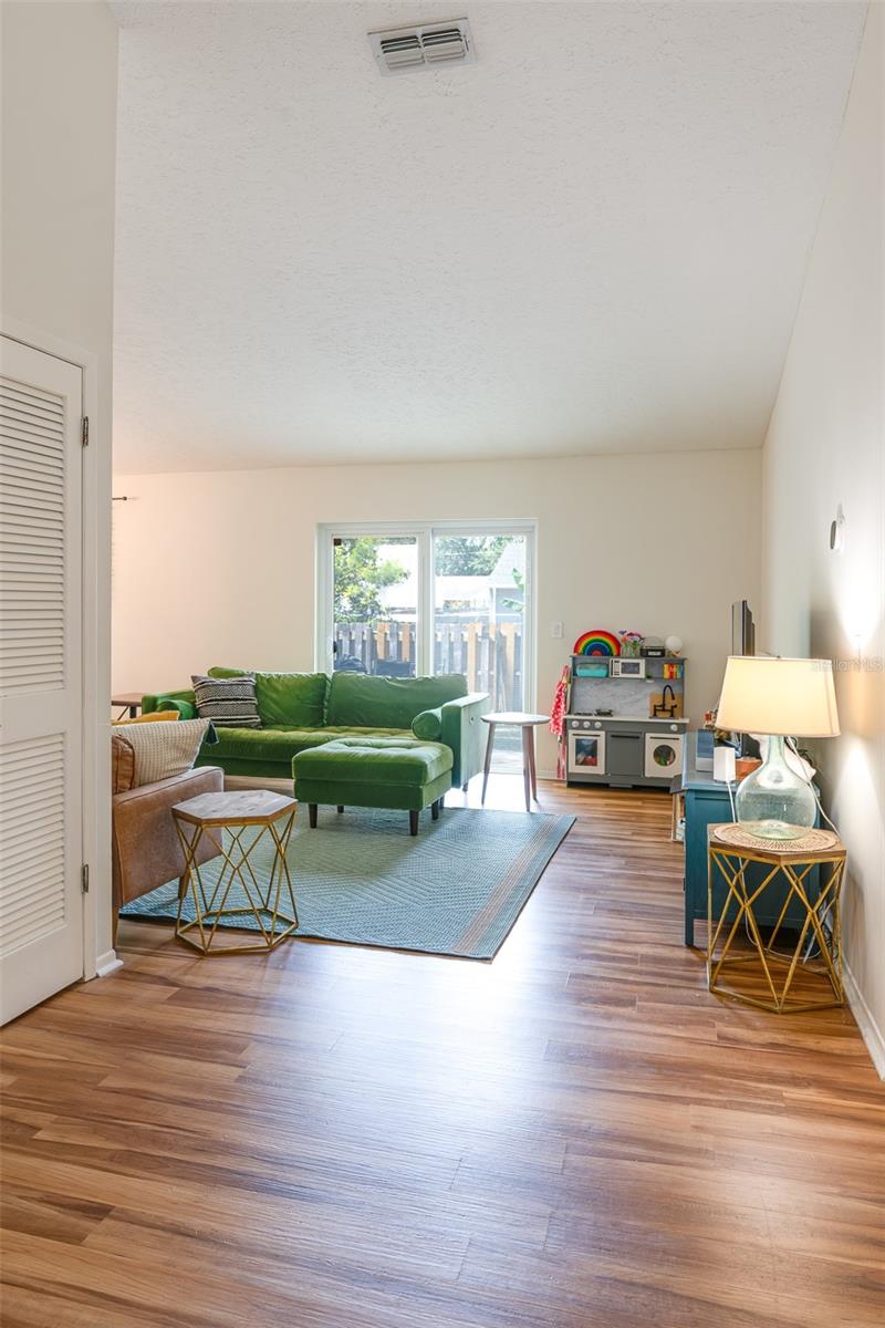 TROPICAL PINES - Residential Lease