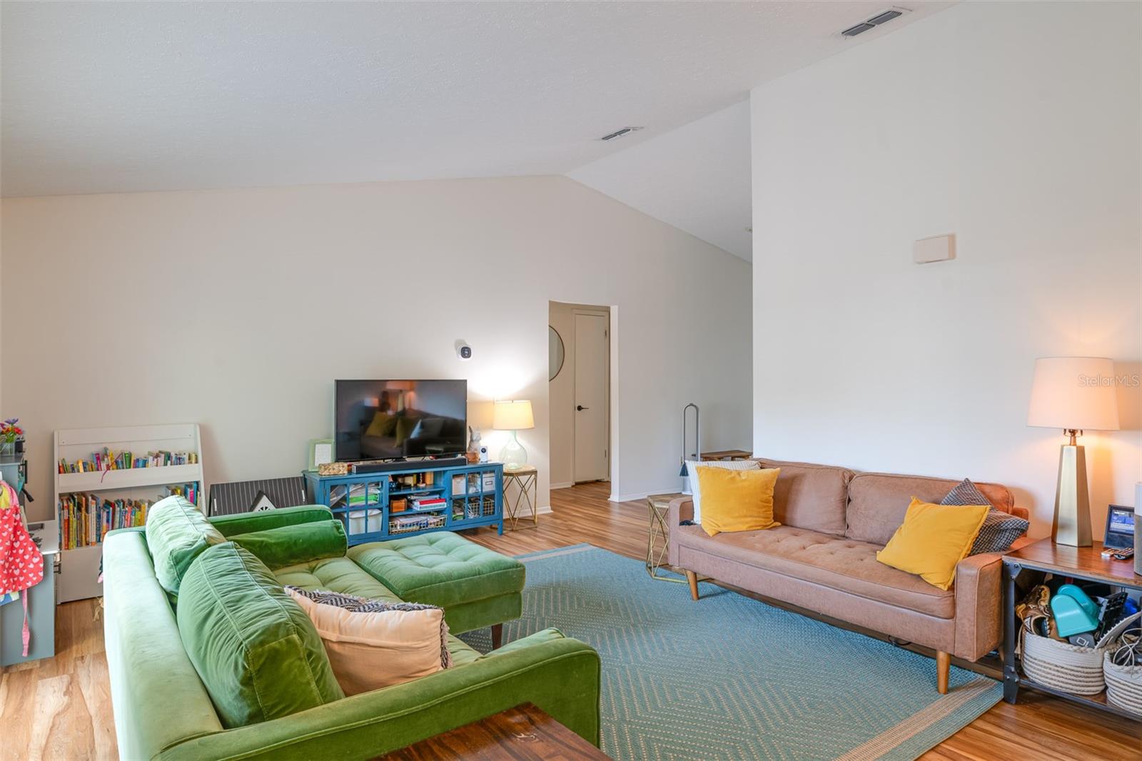 TROPICAL PINES - Residential Lease