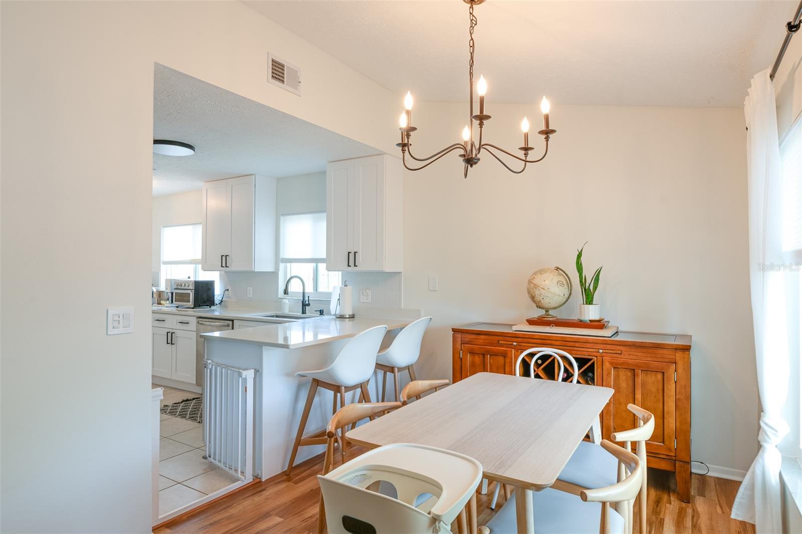 TROPICAL PINES - Residential Lease
