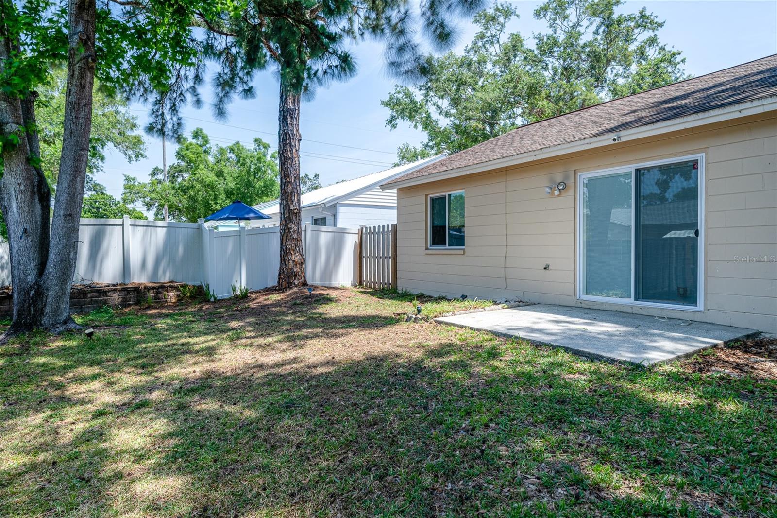 TROPICAL PINES - Residential Lease