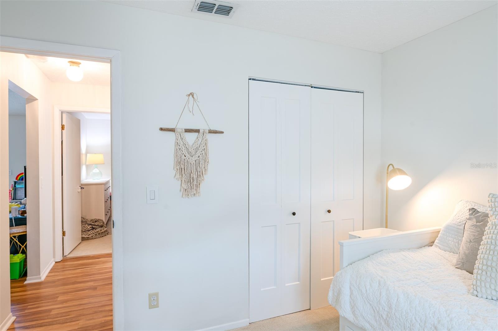 TROPICAL PINES - Residential Lease