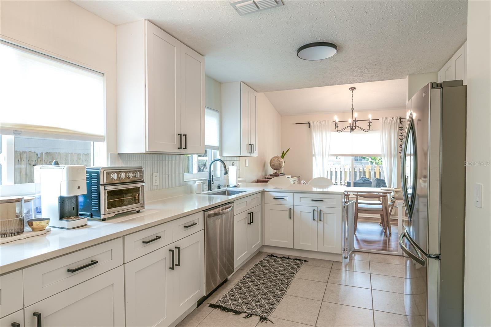 TROPICAL PINES - Residential Lease