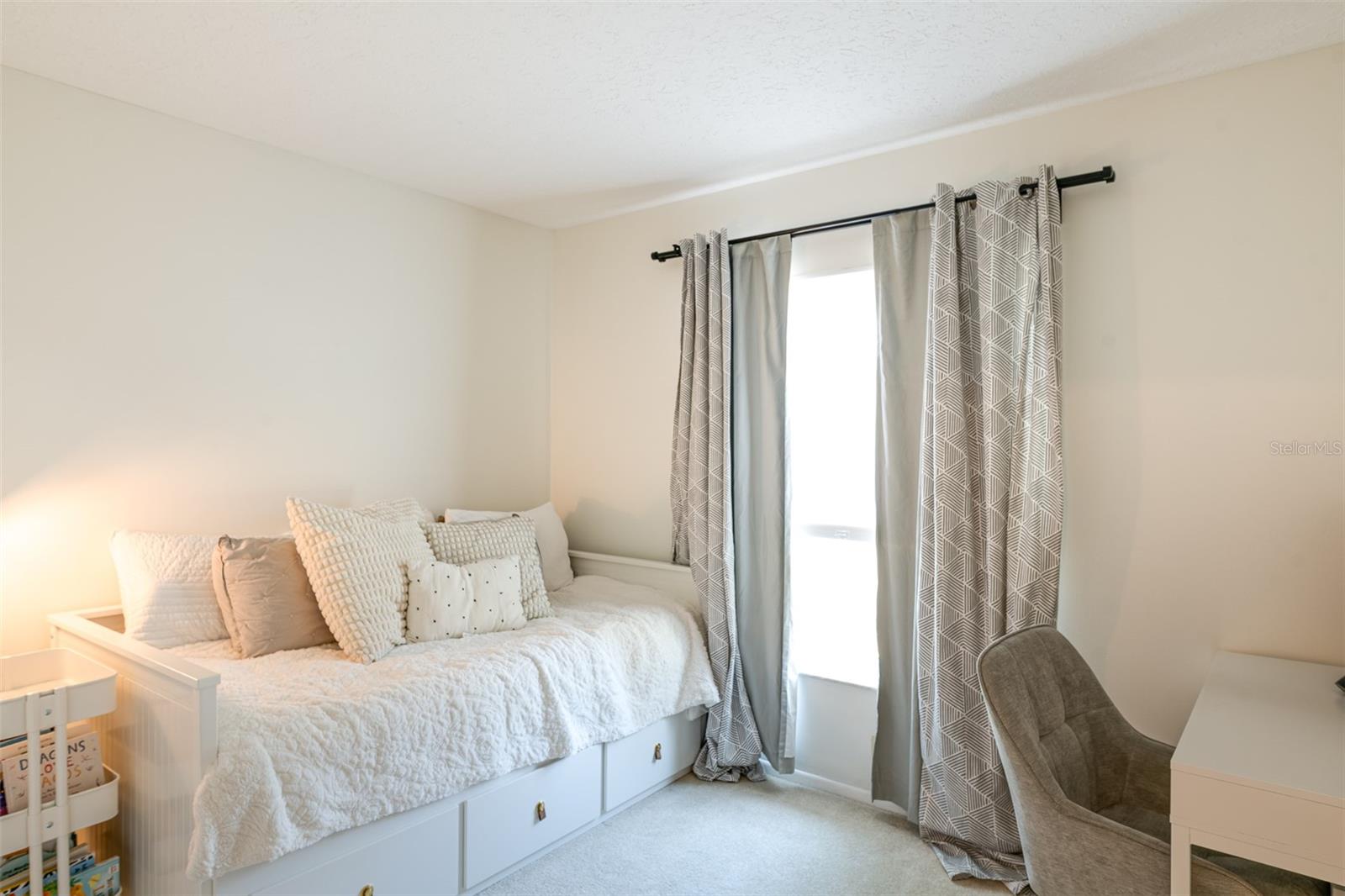 TROPICAL PINES - Residential Lease