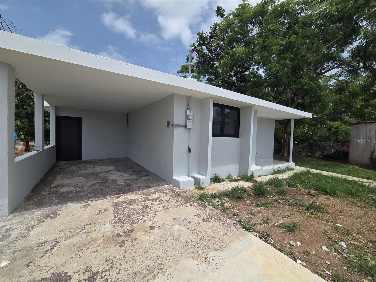 An excellent, fully remodeled property—move-in ready and designed for those seeking comfort, space, and a prime location. It features 5 bedrooms, 2 bathrooms, a spacious kitchen, a living room, a dining area, and an indoor laundry room. Located near the town center, it offers immediate access to hospitals, shopping centers, schools, supermarkets, and essential services. It is perfect as a primary residence or a highly profitable investment, as it can easily be divided into two units. Don't miss this unique opportunity in a high-demand area! Contact us to schedule a showing.