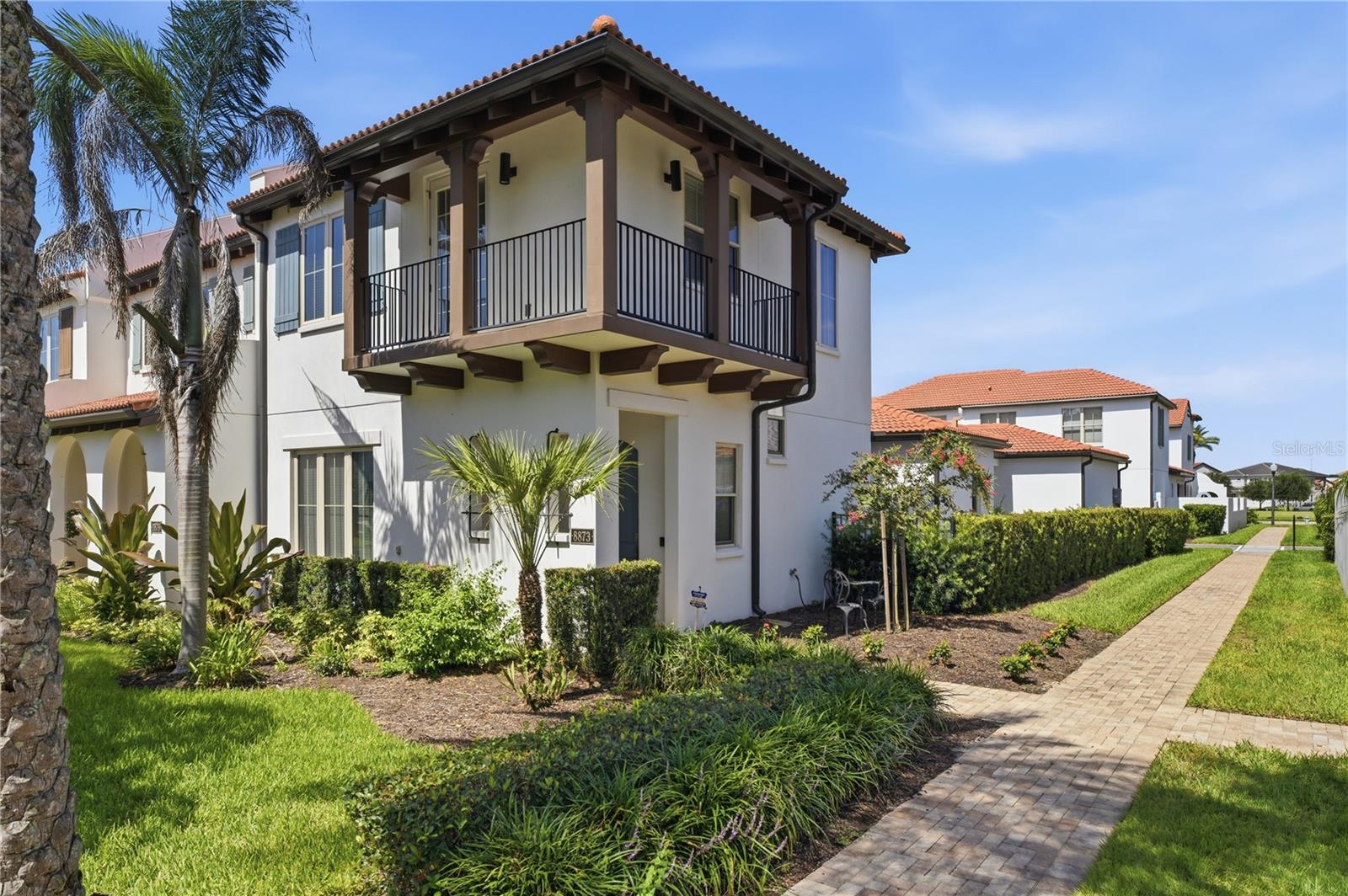 Luxury Toll Brothers End-Unit Townhome in Lakeshore Preserve! This beautifully maintained CICERO Spanish Colonial floorplan offers an open-concept layout with 10' ceilings, 8' doors, wood-look tile flooring, and abundant natural light. The gourmet kitchen features a center island, 42" cabinets, Diamond white-quartz countertops, stainless steel appliances, natural gas cooking, a large pantry, and a new oversized single-basin sink.
The first-floor owner's suite includes a spacious walk-in shower and dual vanities. Upstairs you'll find two generous bedrooms, a loft, and a charming wraparound balcony. A covered walkway connects the home to the attached two-car garage.
Recent upgrades include new landscaping, French doors added to the kitchen, water-resistant laminate flooring throughout the upstairs, updated quartz countertops in the kitchen and guest bath, upgraded lighting and staircase chandelier, new refrigerator, washer and dryer, saltwater softener system, patio pavers, and added garage storage. The home has been meticulously maintained with annual HVAC servicing and regular tankless water heater maintenance.
Enjoy resort-style living at Lakeshore Preserve with a lakefront clubhouse, fitness center, gathering room, catering kitchen, resort pool, kayaking, and paddleboarding. Ideally located in Horizon West, just minutes from Disney, Universal, shopping, dining, and major retail centers.