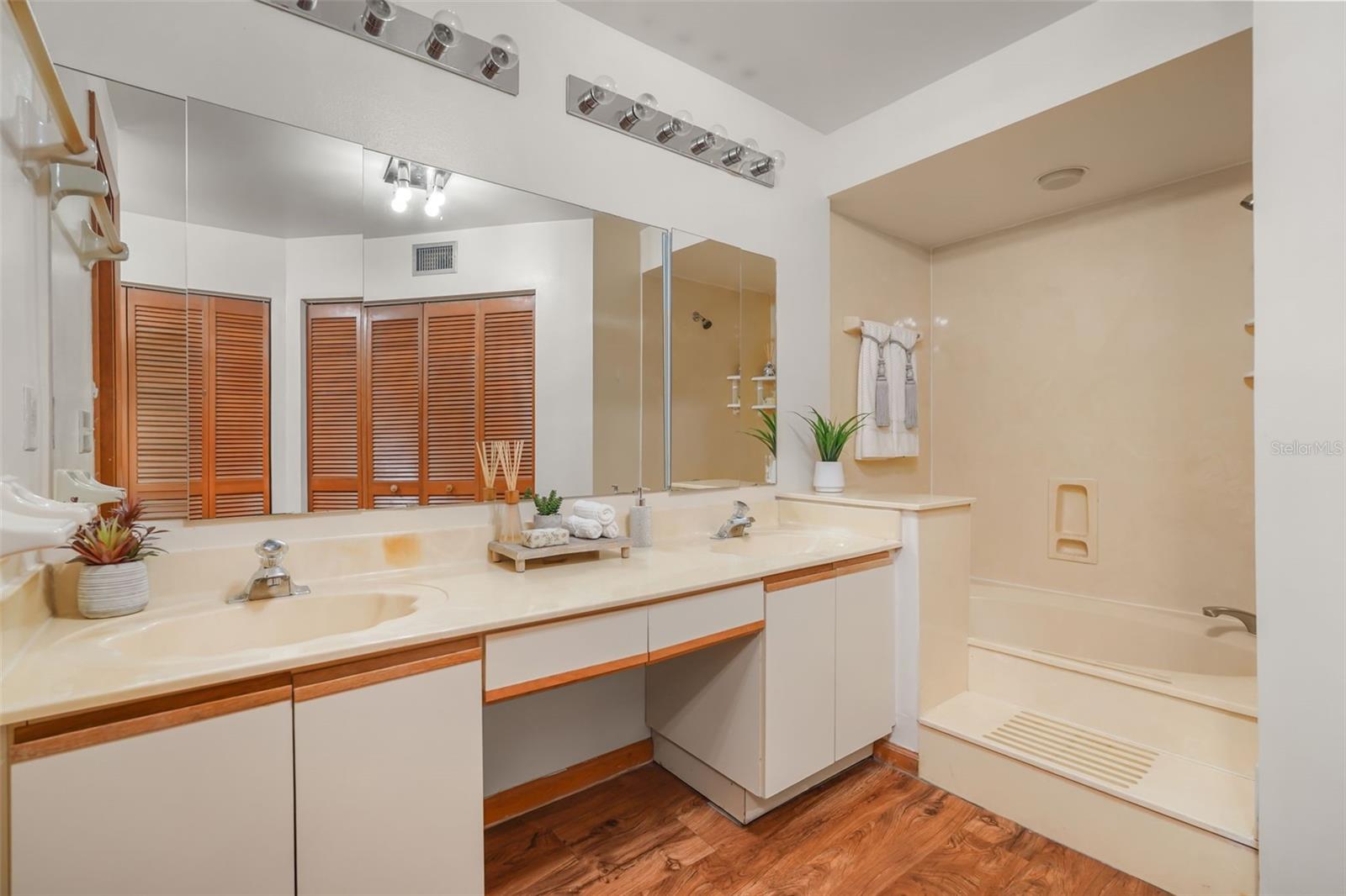 RAINTREE VILLAGE CONDO PH 02 - Residential