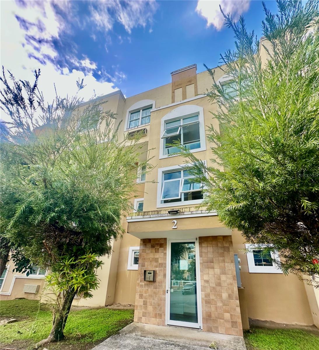 Garden apartment with a large private patio and fence, in excellent condition. It features 3 bedrooms (master with ensuite bathroom and walk-in closet), 2 bathrooms, living room, dining room, kitchen, laundry room, balcony, and 2 assigned parking spaces. Includes refrigerator, stove, washer, dryer, water heater, and double storage space in the patio. Controlled access with security and recreational areas including a terrace, swimming pools, gym, passive park with playground, and visitor parking. Excellent location, just 5 minutes from Highway 30 and 8 minutes from Expressway 52 and Highway 1.