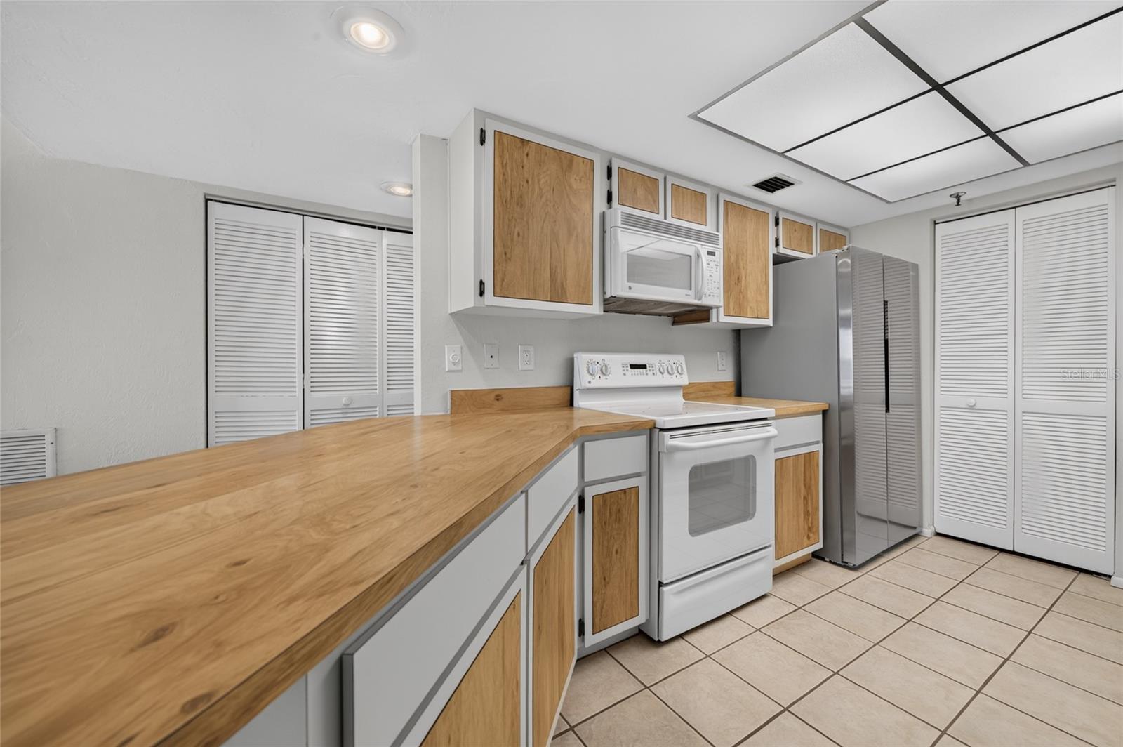 CLUB OCEANIA CONDO PH 01 & 02 - Residential