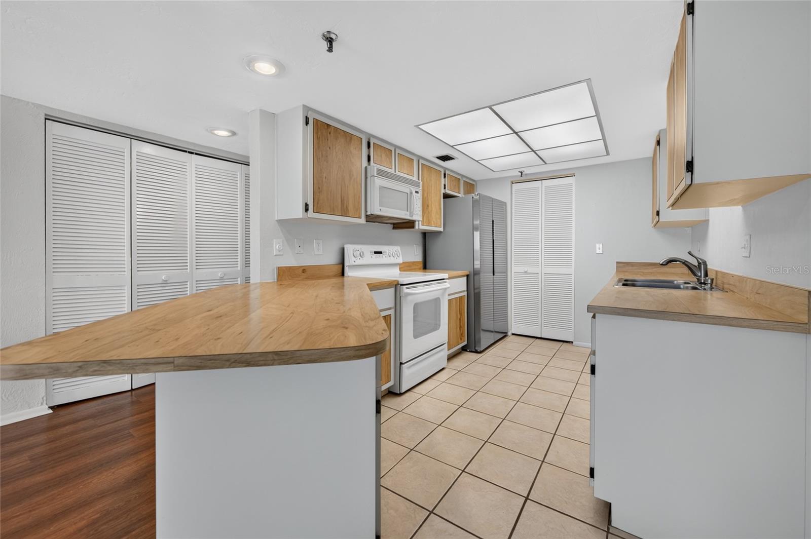 CLUB OCEANIA CONDO PH 01 & 02 - Residential