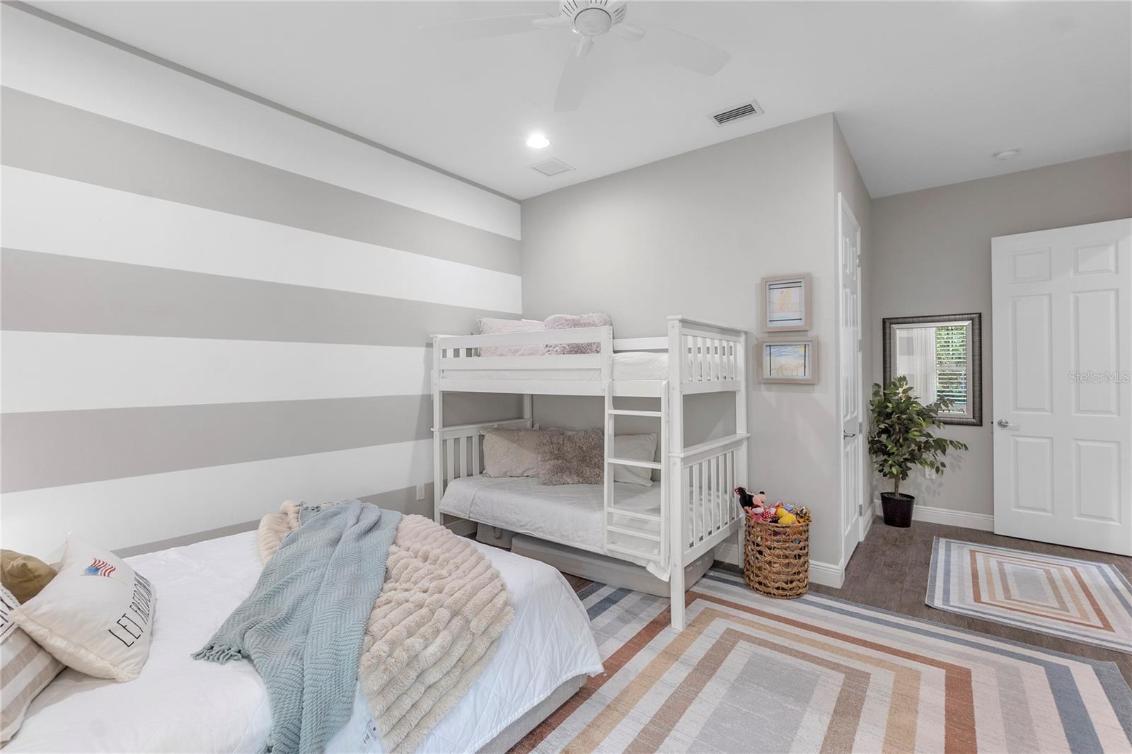 COUNTRY CLUB EAST AT LAKEWD RNCH VV1 - Residential