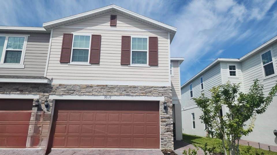 Virtually Staged. Modern and spacious townhome, conveniently located near shopping, dining, and top-rated schools. Enjoy a peaceful community with resort-style amenities.