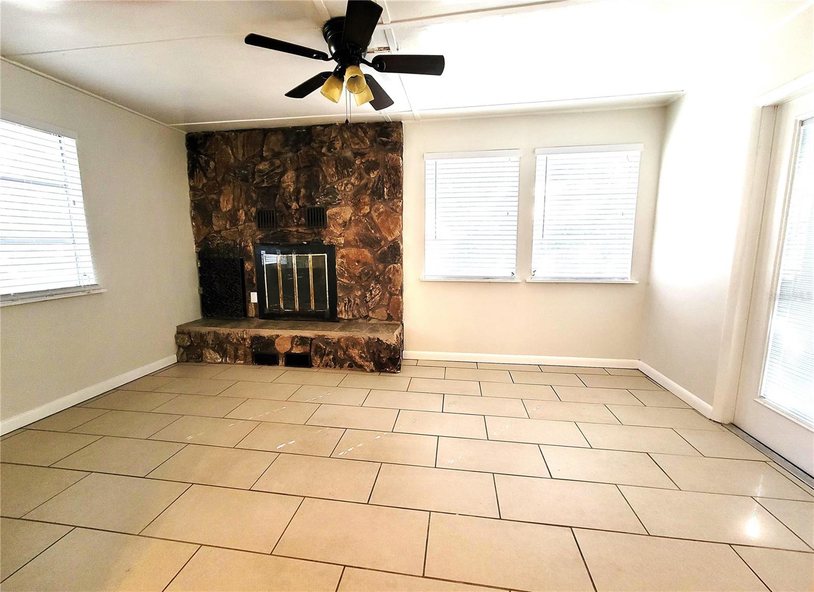 RIDGE MANOR KNOLLWOOD - Residential Lease