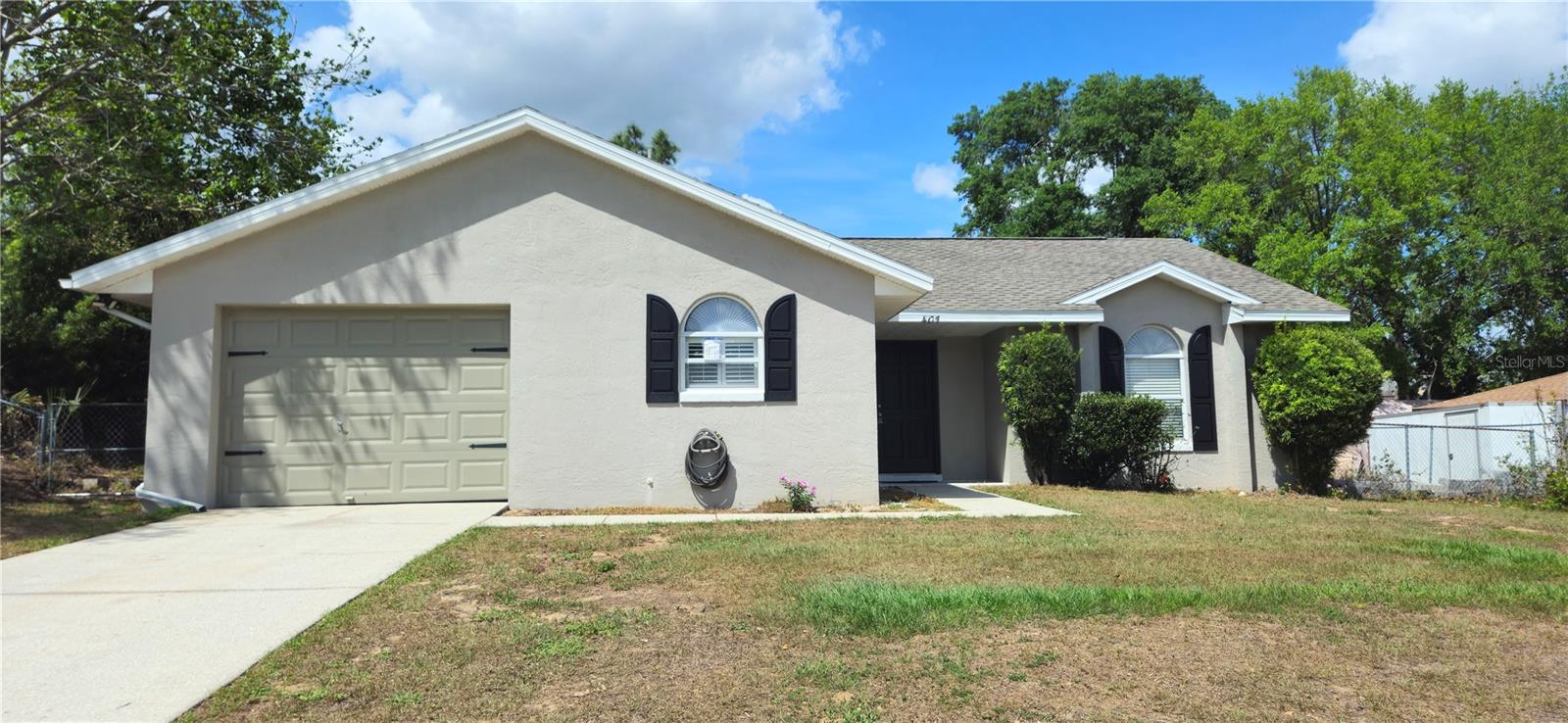 Beautiful 3 bed 2 full bath with new paint, Stainless Steel appliances, Granite counter tops, ceiling fans and window coverings. Large fenced yard and walking distance to Minneola Elementary and Lake Minneola H.S.