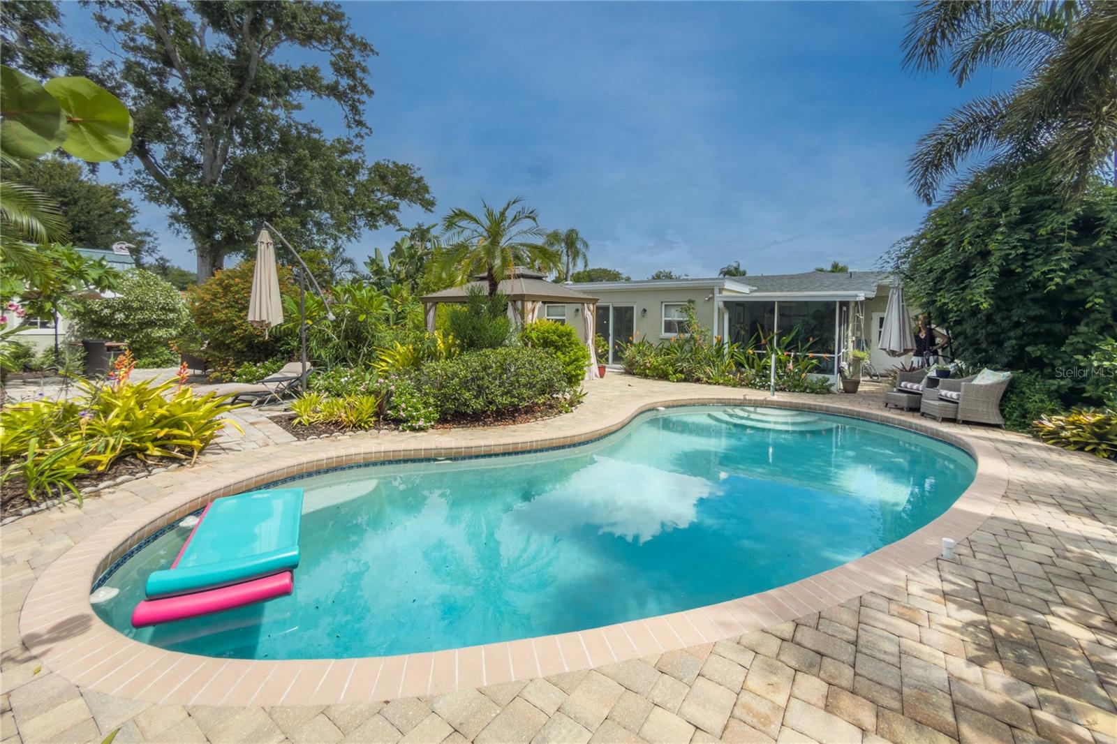 SOUTH GATE MANOR - Residential