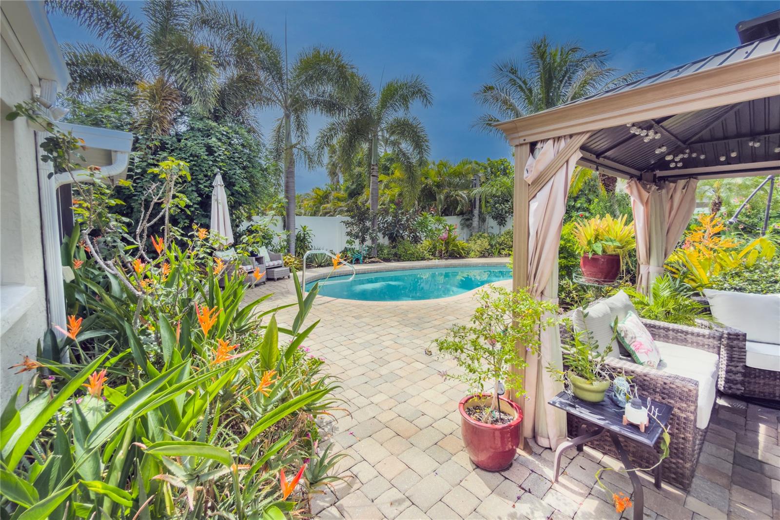 SOUTH GATE MANOR - Residential