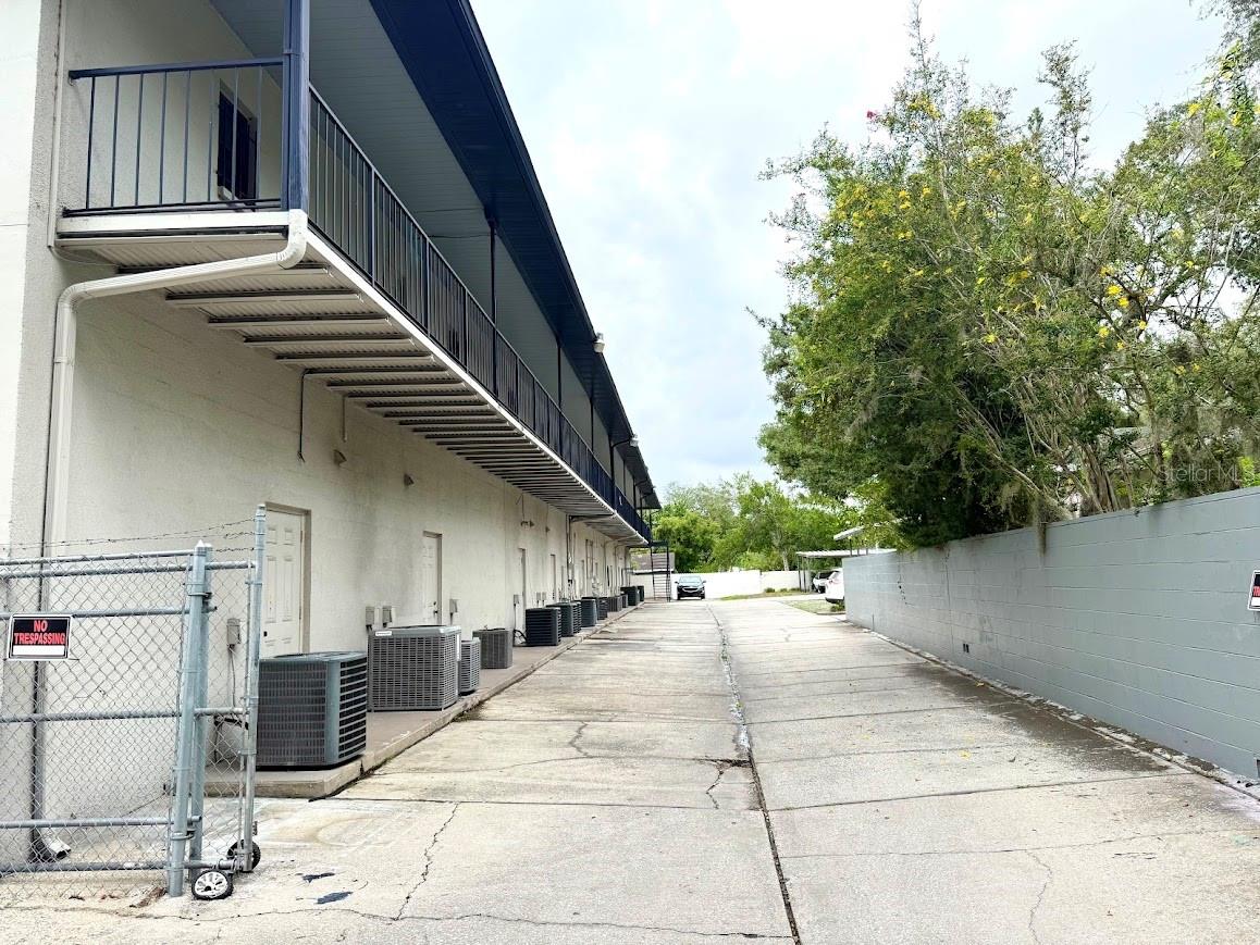 TAMPAS NORTH SIDE COUNTRY CLU - Commercial Sale