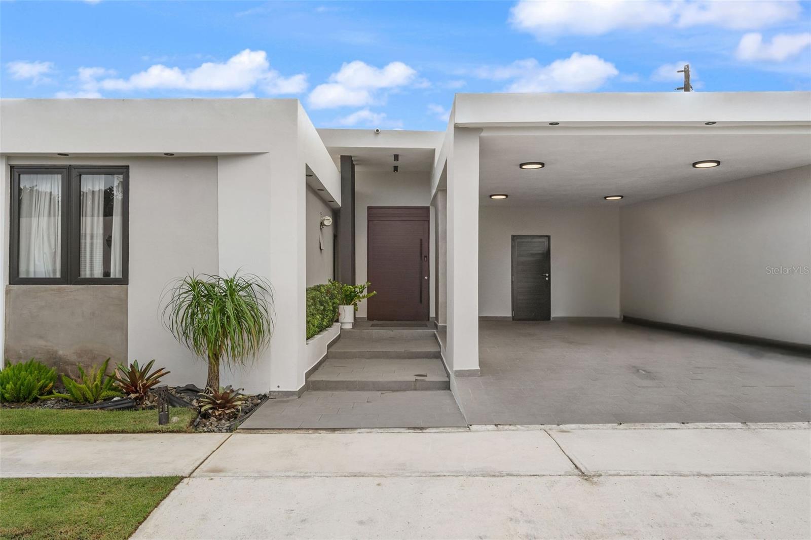 Beautifully remodeled 5-bedroom, 3-bathroom home, updated in 2023 with modern finishes. Set within the exclusive gated community of Dorado del Mar, this residence combines comfort with functionality. A private pool and deck create the ideal setting to relax under the sun or entertain family and friends. Equipped with a generator and water cistern, the home offers uninterrupted comfort. Short-term rentals are permitted, making this an excellent investment opportunity.
Just 30 minutes from San Juan, Dorado del Mar provides the tranquility of a beachside community paired with the charm of a lively town, making it a sought-after destination for families and investors alike. Residents enjoy direct access to the beach, a designated boat launch area, and resort-style amenities including a casino, restaurants, bowling alley, golf course, tennis and pickleball court.