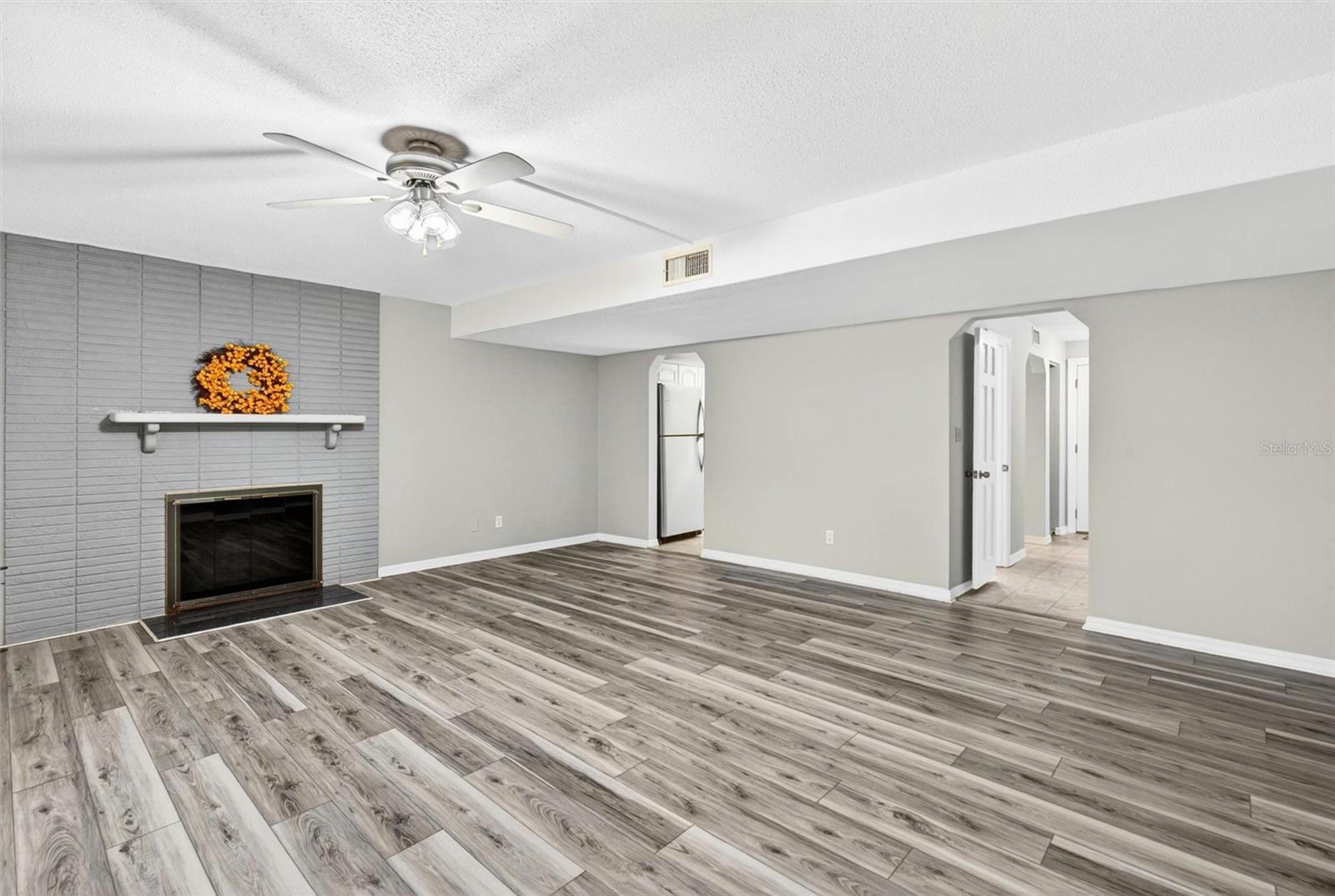 COLONIAL TOWNHOUSE APT PH II - Residential