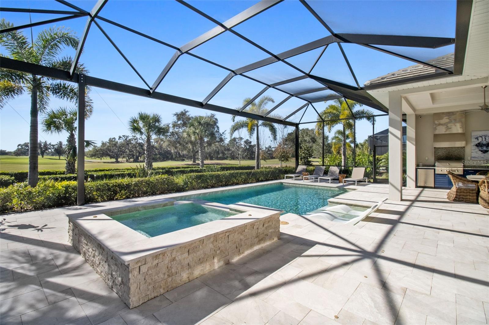 FOUNDERS CLUB - Residential