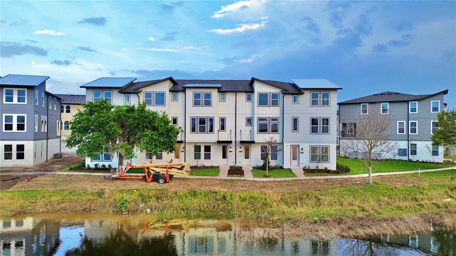 LAUREATE PARK NBRHD CENTER PH 3 - Residential