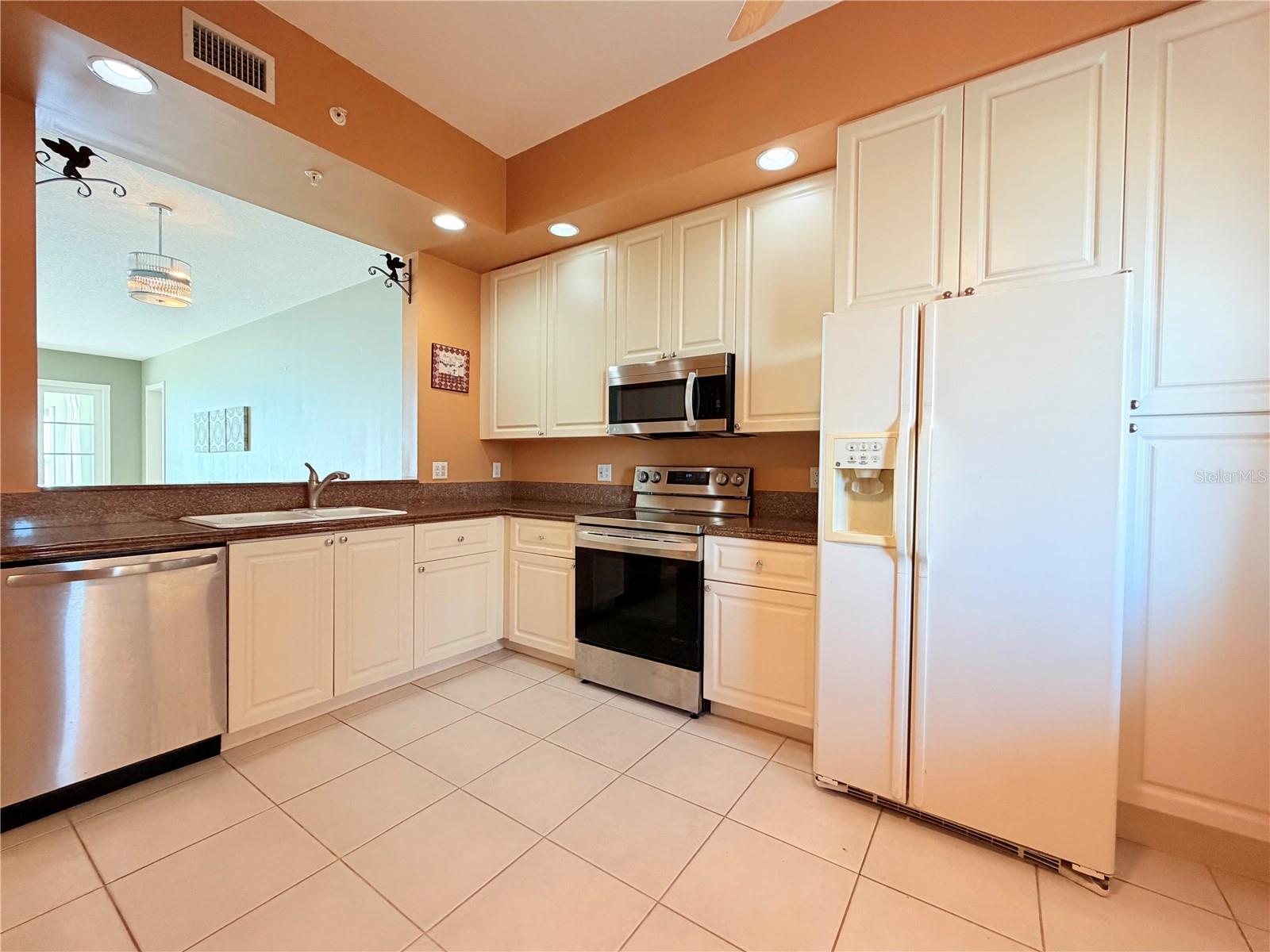 HARBOUR ISLE AT HUTCHINSON ISLAND WEST, A CONDOMIN - Residential