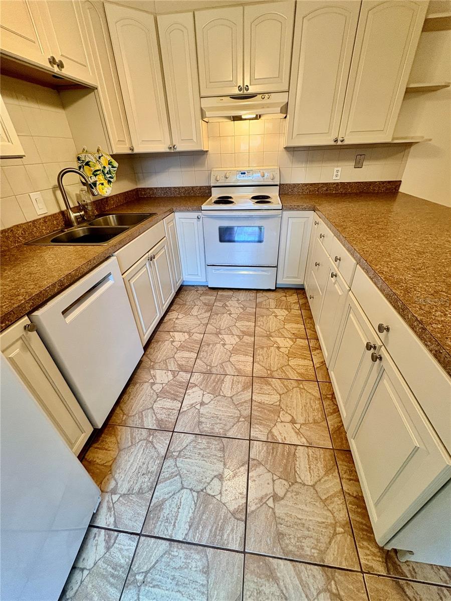 CEDAR DUNES CONDO PH 01-05 - Residential Lease