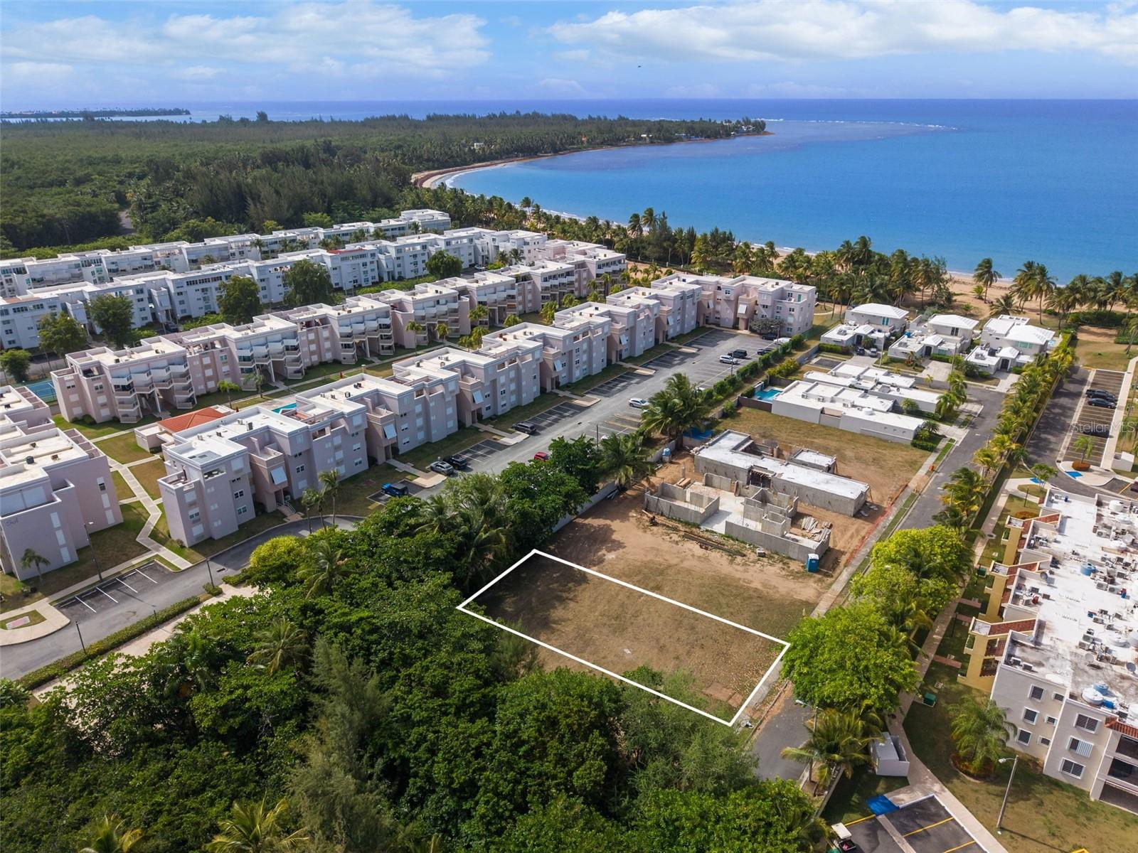 Where the beach meets the rainforest lies Ocean Forest, a remarkable gated beach-access community composed of 11 homesites. Defined by Contemporary Caribbean architecture, exceptional privacy, and immersed in nature. The neighborhood features newly completed luxury residences, with each home enjoying its own private gate to the sandy shoreline and calm waters. The offering includes the 596 m² lot, construction permits, and a selection of architectural plans to choose from.

Situated just 35 minutes from Luis Muñoz Marín International Airport, location offers an ideal balance of tranquility and accessibility. El Yunque National Forest provides a spectacular backdrop and scenic hiking trails. Residents are moments from championship golf courses, marinas, restaurants, and renowned resort destinations including Rio Mar, Bahía Beach, and Grand Reserve.