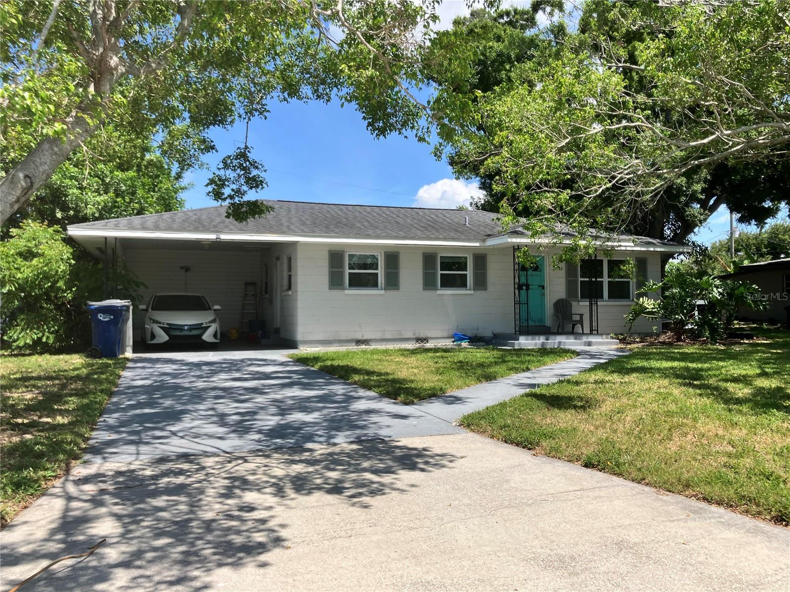 Centrally located home in the charming Worns Park community. Beautifully landscaped with shade trees. Renovated interior featuring plank laminated flooring, granite counter tops, cabinets and appliances.Large fenced back yard ready to store your boat or RV. Newer roof to keep you dry in the rainy season. Close to Anna Maria Island beach and downtown Bradenton.