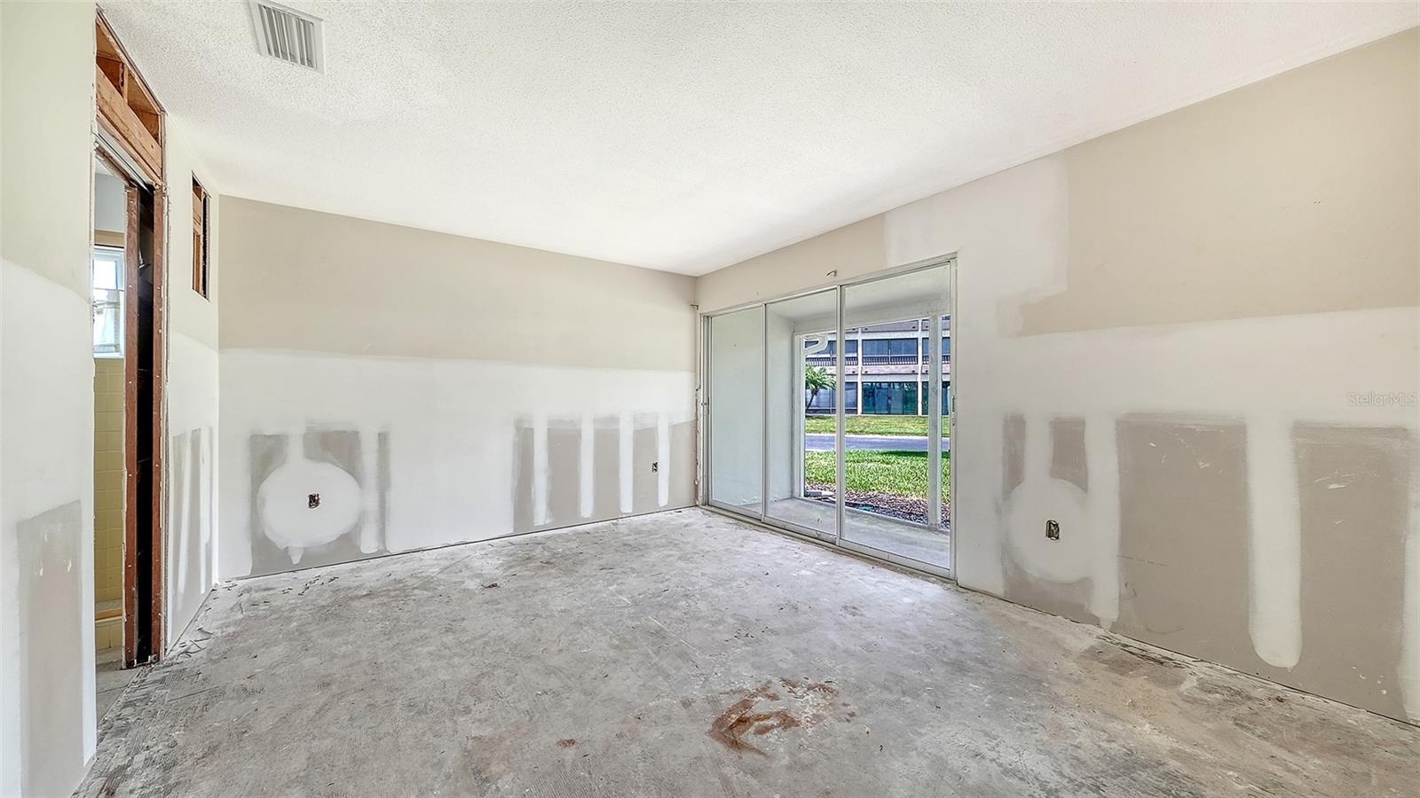 WHISPERING SANDS SEC 1 - Residential