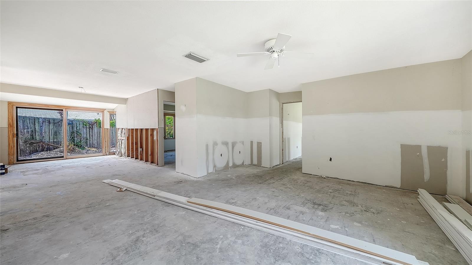 WHISPERING SANDS SEC 1 - Residential