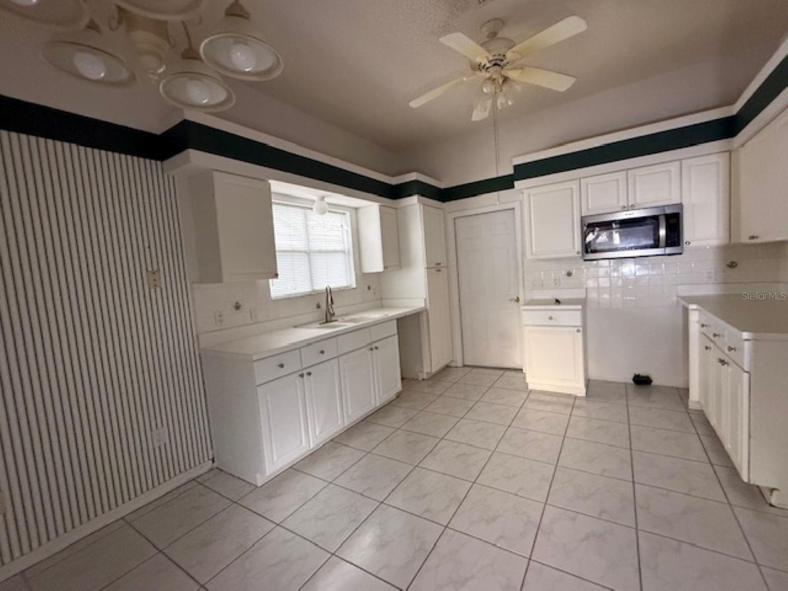 LADY LAKE ORANGE BLOSSOM GARDENS UNIT 18 - Residential