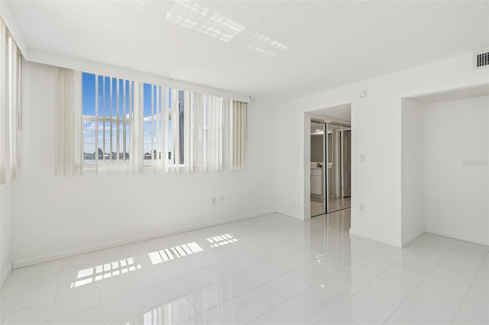 TREASURE ISLAND TENNIS & YACHT CLUB - Residential
