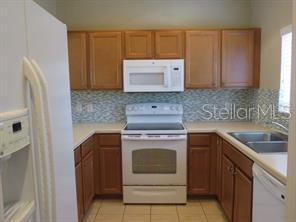 LAKESIDE VILLAGE TOWNHOME CD OR2232/1192 - Residential Lease