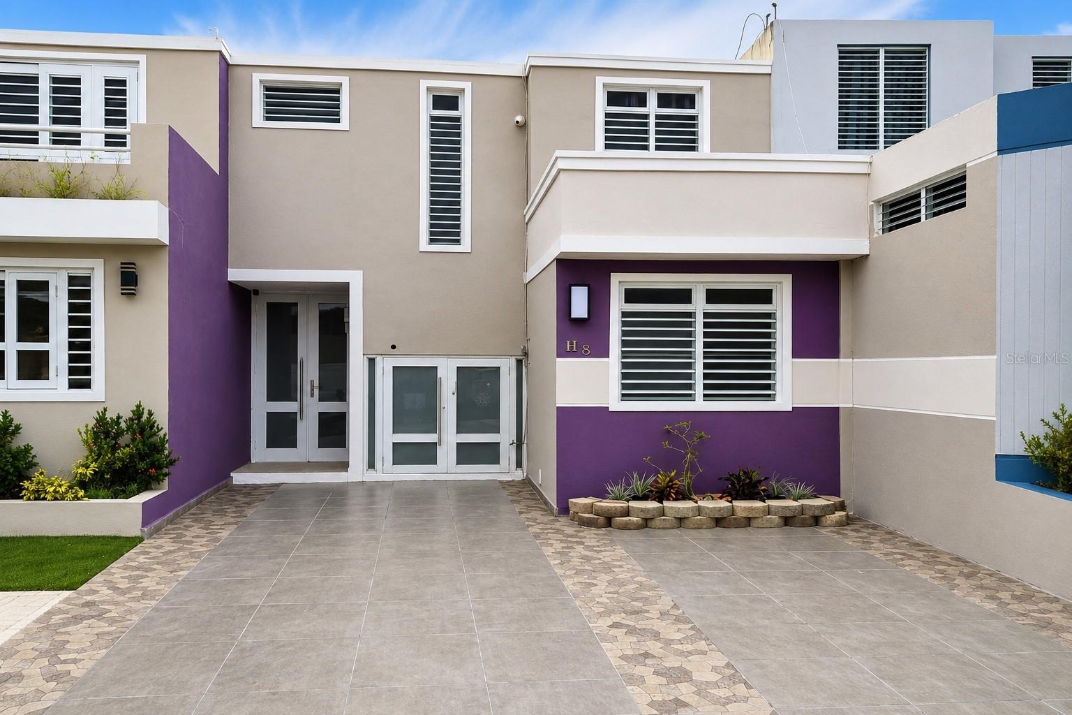 Townhome located in Parque de Torrimar, a gated community in Bayamón with a convenient location within the San Juan metropolitan area.

The property features 3 bedrooms, 1.5 bathrooms, living room, dining room, kitchen, family room, and a private patio, offering a functional and comfortable layout for everyday living. Its versatile spaces provide an excellent opportunity to personalize and adapt the home to suit a variety of lifestyles and needs.

Conveniently located with easy access to shopping, dining, services, educational institutions, and major roadways connecting Bayamón, Guaynabo, and San Juan.

An excellent opportunity for a primary residence or investment property in a well-established and highly desirable community.