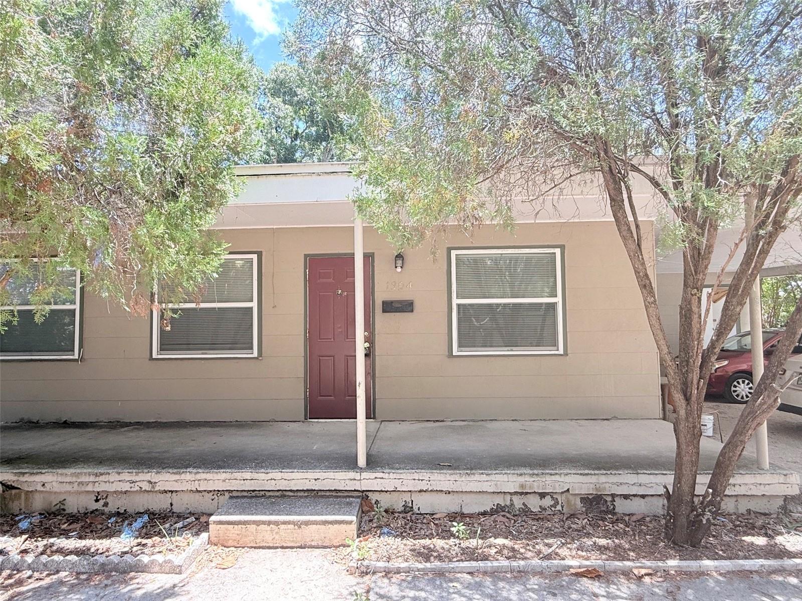 Large 1 bedroom 1 bath 1/2 of a duplex in Clearwater near downtown. The unit has a large living room and bedroom and separate dining area next to the kitchen. The bath has a walk in shower and the property is located in close proximity to Downtown Clearwater, Clearwater Beach, shopping and restaurants.