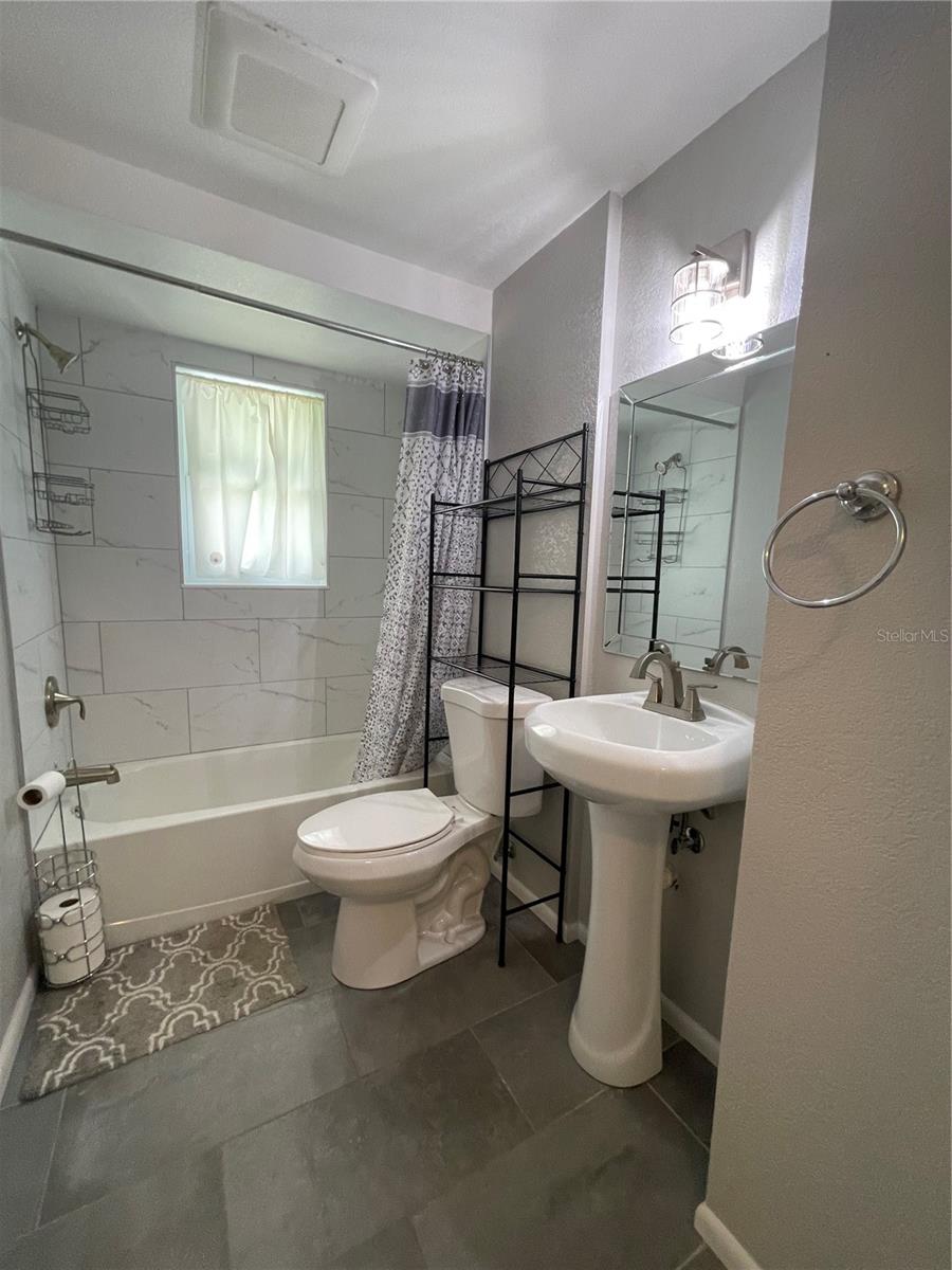 OAK SHORES - Residential Lease