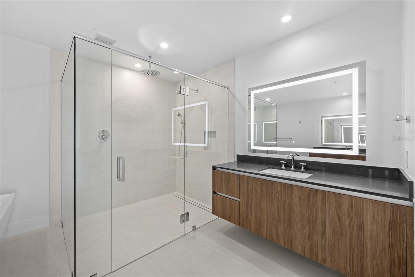 WESTSHORE YACHT CLUB, AQUA TOWER 1 - Residential