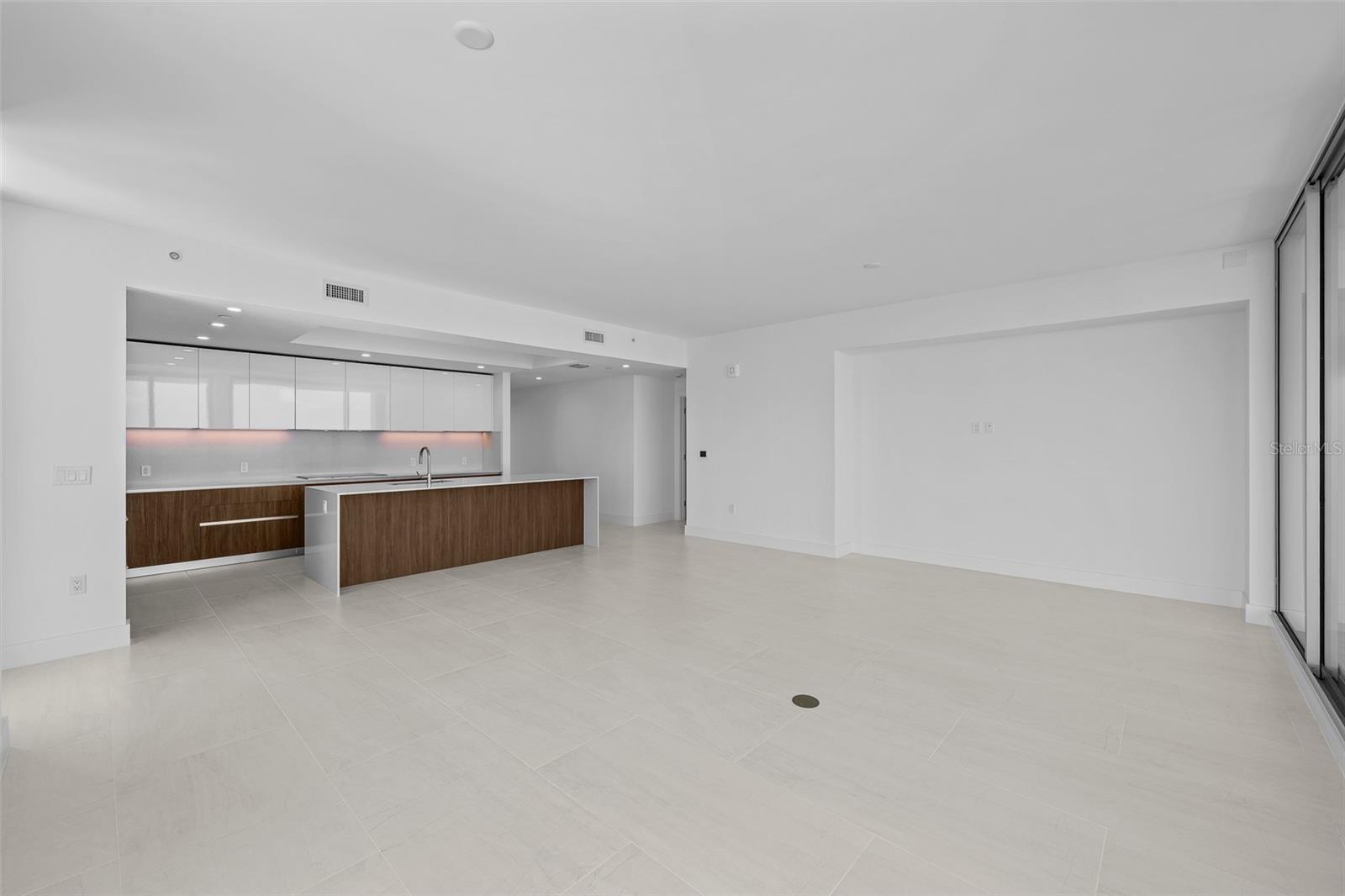 WESTSHORE YACHT CLUB, AQUA TOWER 1 - Residential